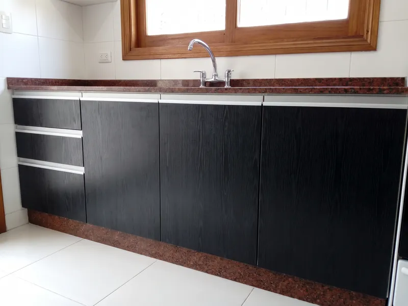 Cocina Negra con Perfiles de Aluminio